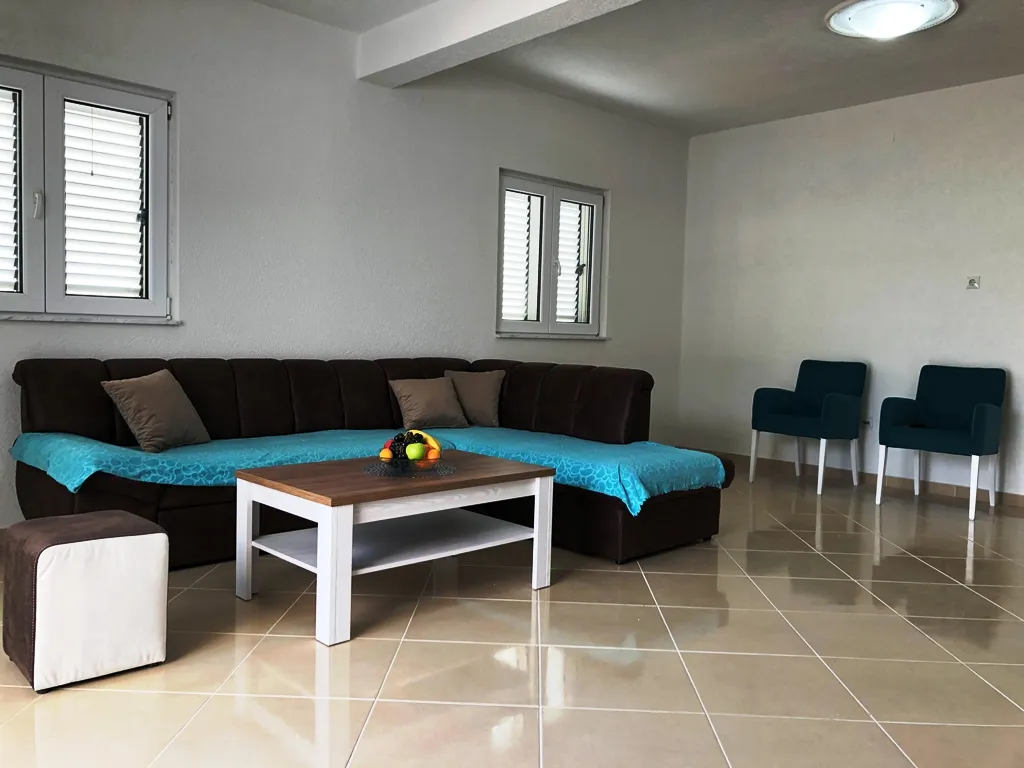 Three-bedroom apartment in Sutomore